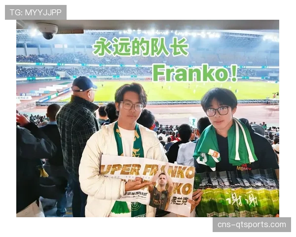 特写:终场哨响,确定降级的阿尔梅里亚队长在雨中掩面 特写:终场哨响,确定降级的阿尔梅里亚队长在雨中掩面